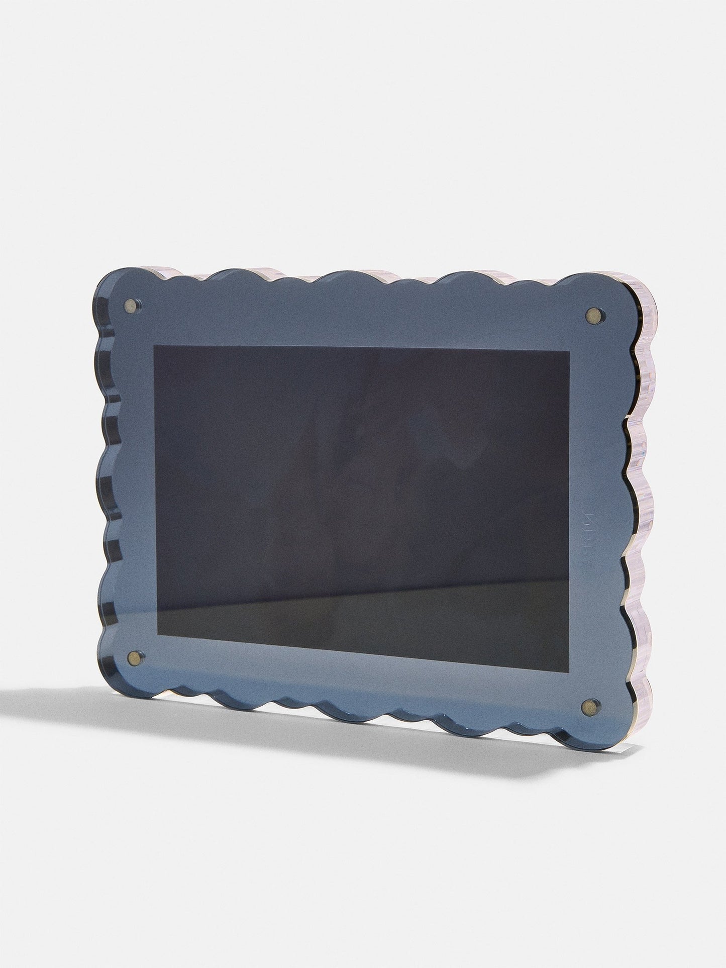 Picture Perfect Horizontal Acrylic Frame - Scalloped Shape